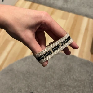 Beige Dior armband - Ett helt nytt Dior armband i beige färg. Riktigt fett med justerbar storlek så de passar vem som helst! 🙌🤝