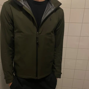 Polo Ralph Lauren jacka - Grön Ralph lauren vindjacka, relativt vattentät. Skick 8/10 väldigt snålt använd. Kontakta gärna vid intresse o pris kan diskuteras