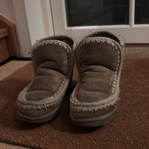 Mou vinterskor - Supersnygga vinterskor nu till vintern! Supervarma och sköna, endast använda 1 säsong och är i toppenskick! Ord.pris är 2450kr, storlek 39