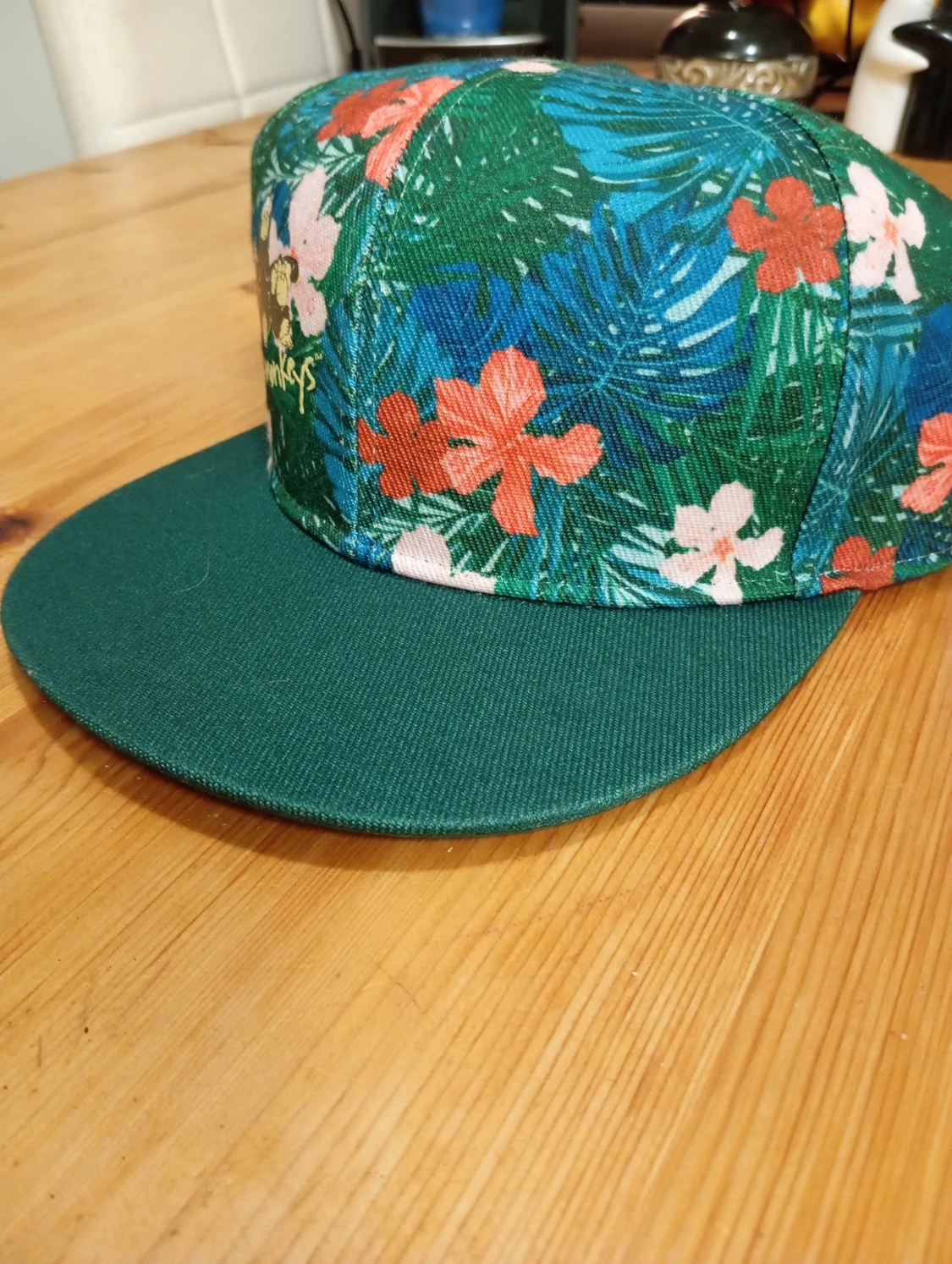 Grön blommig keps med platt skärm