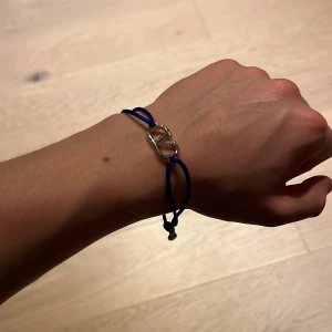 V Armband - V Armband - Färg: Marinblå - Skick: 10/10 - Storlek: Justerbar - Tillbehör: Inga, bara armbandet - Hör gärna av dig vid frågor / AR Resell ⚜️