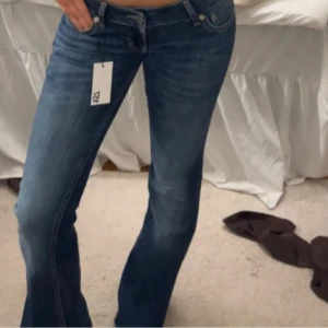 Blå bootcut jeans från lager 157 - Snygga blå jeans från lager 157 med bootcut passform och låg midja. Jeansen har klassisk femficksdesign, subtila slitningar och är tillverkade i mjukt denimtyg. Perfekta för dig som gillar en avslappnad men trendig look.Priset går såklart att diskutera 💕💕inrebendslängden är 80cm💕💕