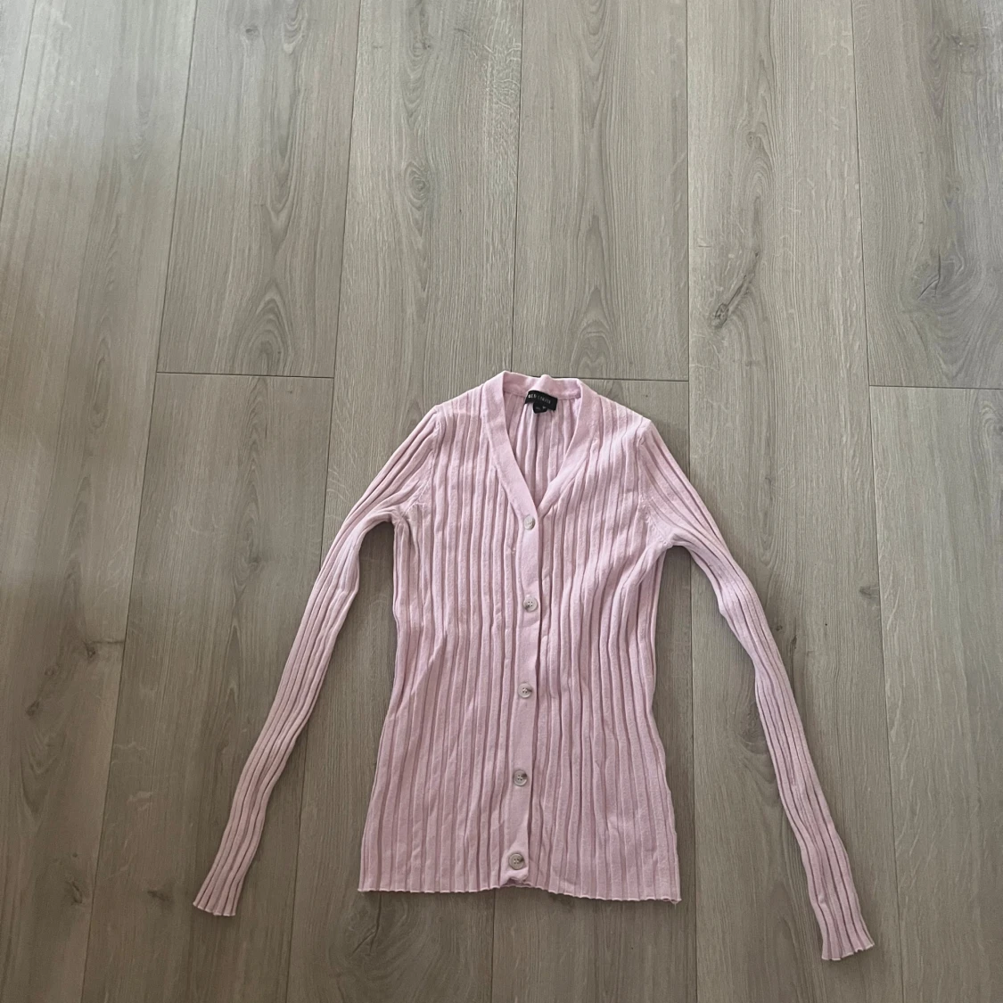 Ljusrosa ribbad kofta från QED London