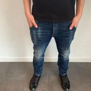 Goldgarn jeans  - Snygga goldgarn jeans med slitningar] pris: 599kr] Size 33/34