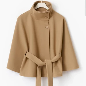 Gina tricot poncho - Intressekoll på denna snygga höstiga kappan från Gina Tricot. Köpte i början av hösten o har endast använt den några gånger. Slutsåld i alla storlekar. Inga defekter alls, jättebra skick. Originalpris är 499kr. Kom gärna med prisförslag. Hör av er för egna bilder ❤️