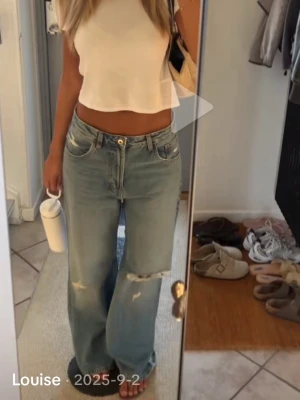 Baggy jeans med slitningar ZARA - Modell: boyfriend Storlek: 36                                           Första 4 bilderna lånade, sista två bilderna är mina egna. Midja: 80 Innebenslängd: 76-80 beroende på hur högt upp du har dem.                       Bara att fråga om du har någon fråga💕                   Pris kan diskuteras!!