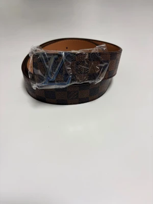 Lv skärp - En brun LV bälte