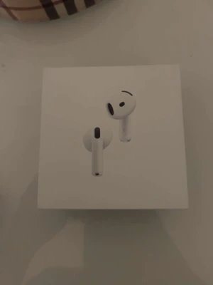 Apple AirPods 4 (ANC) - Säljer helt nya Apple AirPods 4 2025 med aktiv brusreducering. Inte använt dem tidigare. Levereras i oöppnad originalförpackning. Inga synliga defekter eller slitage. Säljer dessa för jag har fått dem i present, har redan ett par och inget kvitto till dessa så jag väljer att sälja dessa för mindre pris.