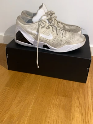 Nike Kobe IX Elite Low Protro sneakers - Säljer ett par Nike Kobe IX Elite Low Protro basketskor. Skick 6-7/10 men 8/10 om man tvättar de, då de är väldigt smutsiga. Hör gärna av er om ni har några frågor! ‼️Priset går att diskutera men vill hålla det över 500kr‼️