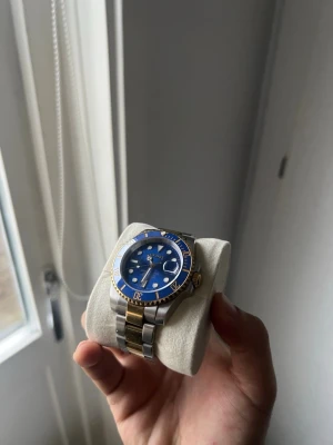 Herrklocka - Herrklocka MOD, 40mm, two-tone. Använd ungefär 2 veckor annars helt ny!! Automatisk! Alla länkar tillkommer.pris kan sänkas vid snabb affär