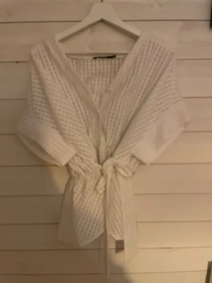 Skjort blus, från bikbok  - Fin skjort blus ifrån bikbok, knappar längs med!knytningen går att ha både fram och bak!  