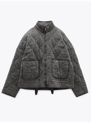 Svart quiltad pufferjacka med fickor - Populär jacka från Zara, finns inte att köpa. Storlek L men sitter som M