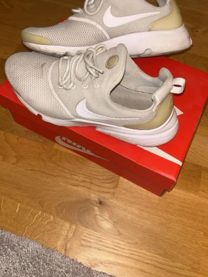 Nike presto skor, Beige/Vit, EUR 44 - Bekväma Nike presto skor. Passar bra för vardagsbruk. Skorna är i bra skick då dem är sparsamt använda, finns lite anmärkningar på användning men fortfarande i jätte bra skick, inga skador på utsidan av skon.
