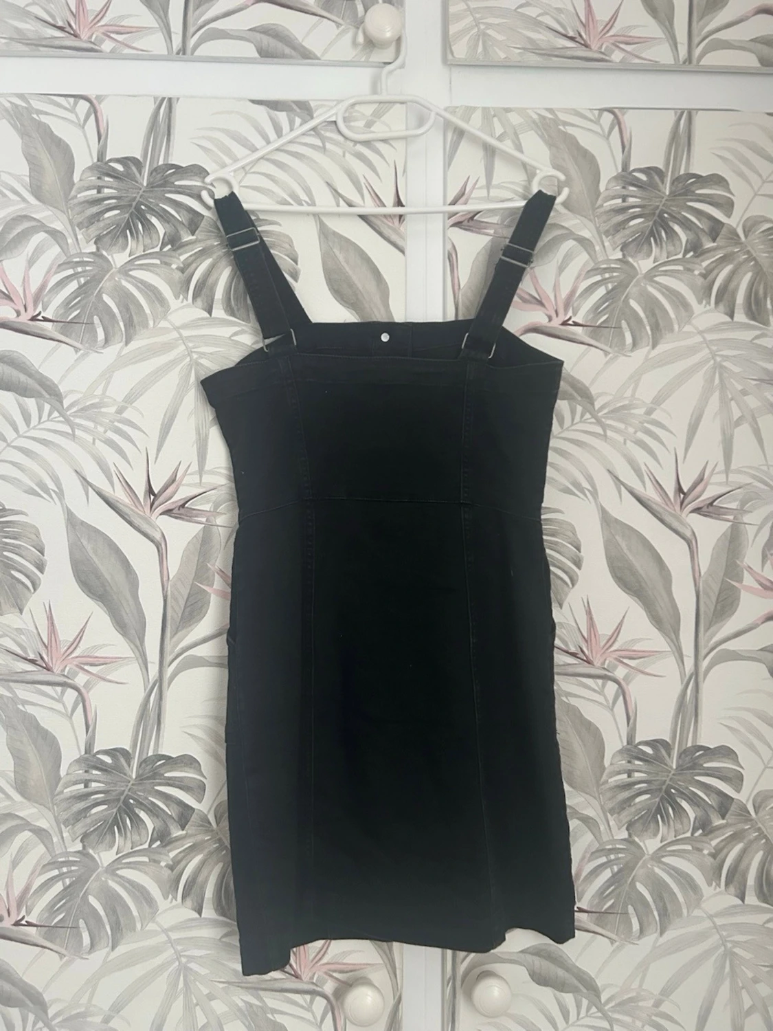 Svart kort jeansklänning med knappar - 1