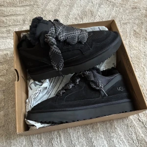 UGG Lowmel - Säljer dessa snygga UGGS Lowmel i svart färg. Storlek 39. Fått i julklapp och de passa dessvärre inte. Skickas med skolåda samt extra skosnören. 