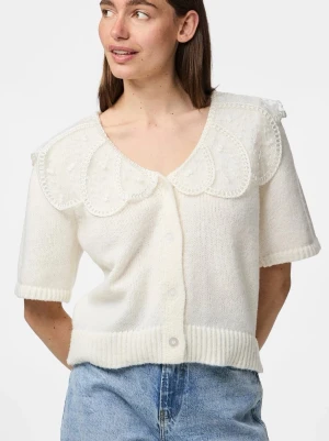 Vit kofta med spetskrage från Pieces - (läs min profil). Ny pris 549kr. Superfin vit kofta från Pieces med korta ärmar och dekorativa spetsdetaljer på kragen. Koftan är stickad, har knappar framtill och ribbade muddar. Perfekt för dig som gillar en söt och trendig look. Använd endast 1 gång. Lite större än xs funkar även till S och möjligtvis m. skriv om ni undrar om något 💕