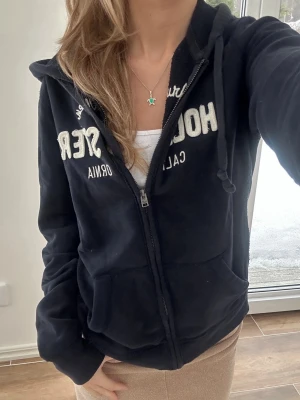 Hollister zip - En zip från Hollister i storlek L. Jag fraktar inom 24h, frakt med PostNord prioriteras. Se liknande plagg i min profil!