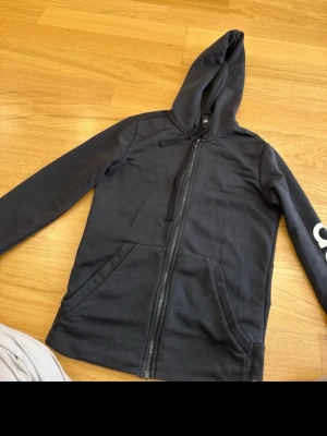 Adidas kofta - Adidas kofta väl använd, lite urtvättad och nopprig på insidan i övrigt hel Lappen på storleken är tyvärr klippt men de är en storlek S