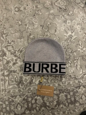 Burrbery mössa  -  Fin och Stilren mössa, Helt oanvänd