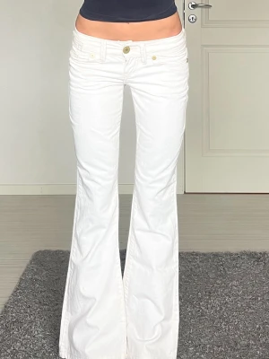 Jeans - Midjemått: 37cm rakt över, innerbenslängd: 75cm 🩷