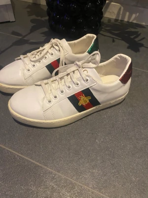 Vita sneakers 👟  - Vita fina sneakers storlek 37 passar bra till skolan men även helger hör av er om något ni undrar över 