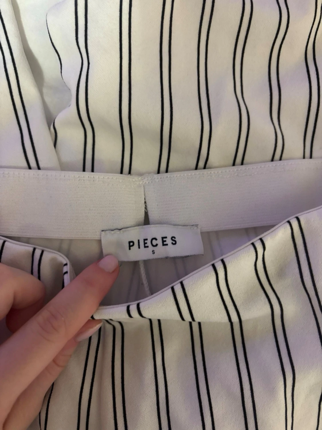 Randiga byxor från Pieces, storlek S