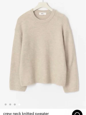 Beige stickad tröja i ullmix - Mysig beige stickad tröja. Aldrig använd. Inte knopprig som visas på bilden.