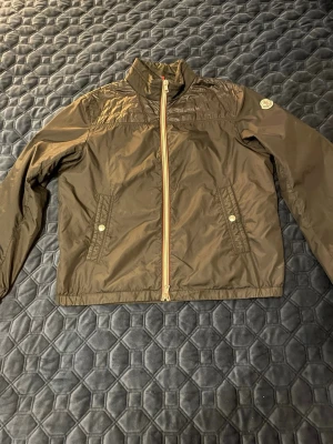 Moncler jacka  -  Tjena tjenare allihopa just nu så säljer jag min svarta Moncler jacka som jag har tröttnat på jackan är i storlek tre men passar mig utmärkt som är 182 och väger 68. Jackan är det mycket fint skick och är så klart äkta. Jag tar gärna emot biten om du bor i Stockholm och om du har några ytterligare frågor så är det bara att höra av dig. Med vänliga hälsningar Oscar