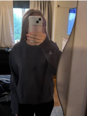 Mörkblå sweatshirt från 157 - En enkel och stilren mörkblå sweatshirt från 157. Perfekt för dig som gillar en avslappnad och clean look.