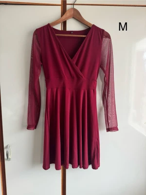 Vinröd klänning - Passar på att göra om mina annonser så du kan få gratis frakt (gäller i 7dagar) står det ej gratis frakt så har tiden passerat. 🌹❤️ alla mina kläder är i fint/okej skick utan större defekter om inget annat står . Allt är använt så vanligt slitage kan förekomma 