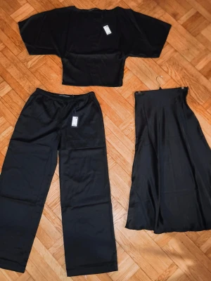 Matchade paket. Satin byxor top och kjol - Lager 157 matchande sätt med byxa topp och kjol i satin Observera att kjolen är i storlek XS och byxa och topp är i storlek 1 allt är helt nytt och oanvänt tags finns kvar på byxan och toppen säljs just nu i butik men här har du ett billigare alternativ för samma varor. Kom gärna med ett eget prisförslag