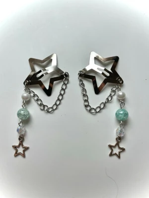 Y2k stjärnor klämmor - Handgjortda hårklämmor med pärlor och kedja 🥰kommer i fin packning och med en liten gåva. Finns mer på min profil😍