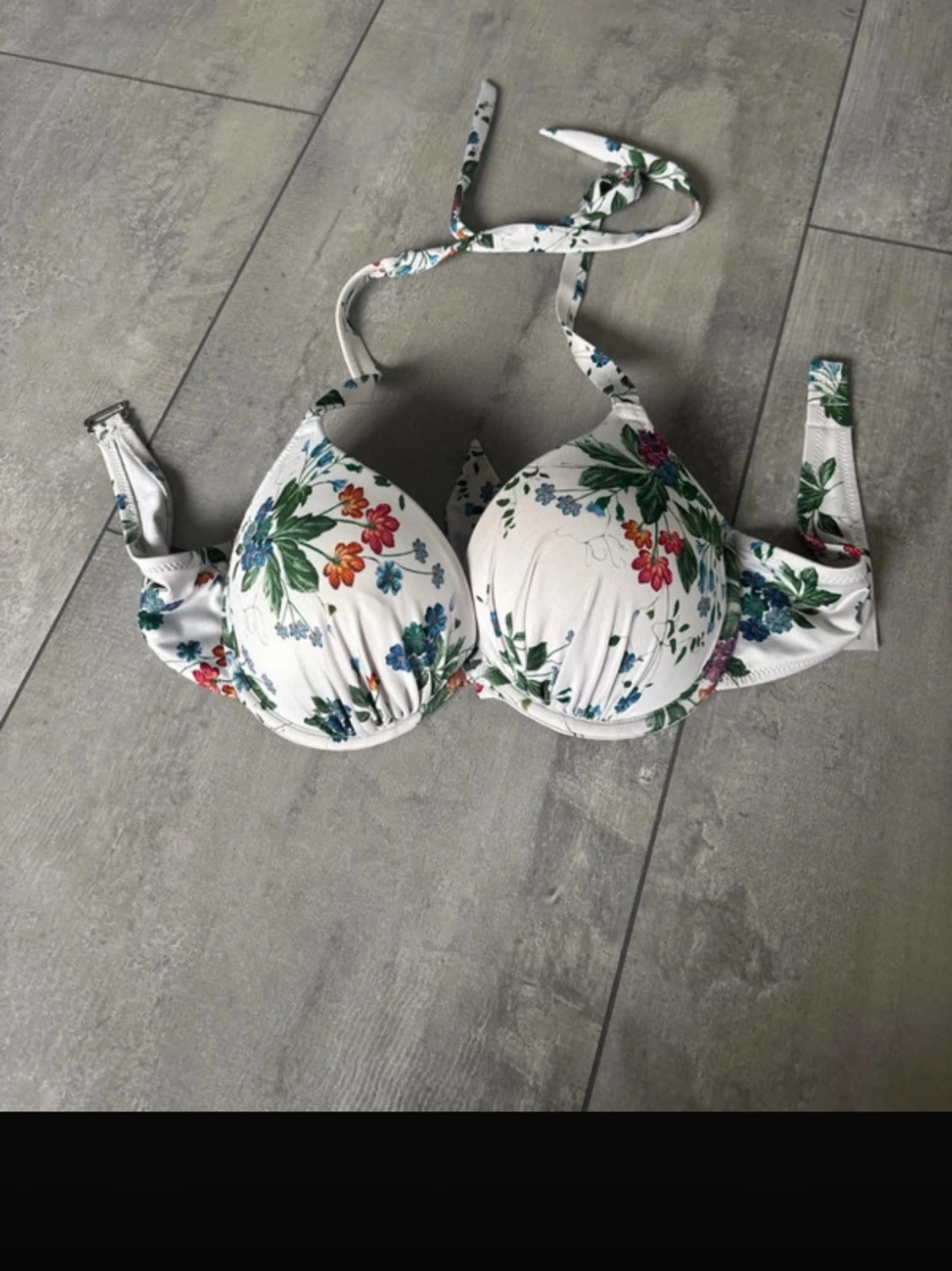 Blommig bikiniöverdel i vitt