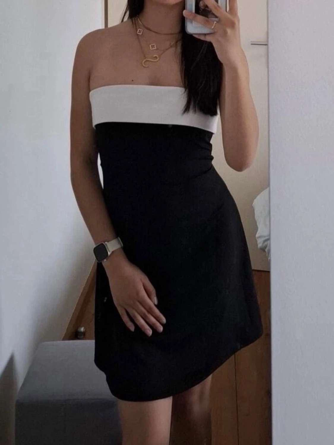 Svart och vit axelbandslös klänning
