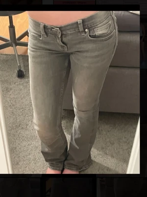 Jeans  - Jättesnygga gråa lågmidjade jeans från Gina tricot🩷🩷   den ända defekten är något vit streck som du kan se på bild 5, men syns knappt.