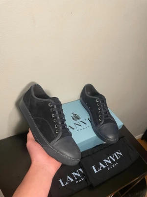 Svarta sneakers från Lanvin  - Säljer dessa otroligt snygga marinblå skor från Lanvin / skick 9,5/10 nästan intill nya med lappar kvar / storlek 40 passar 41 / Box, 2 dustbags medkommer och kvitto finns / kontakta via intresse eller annat och pris kan diskuteras😊