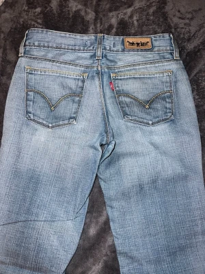 Lågmidjade Levis jeans  - Säljer ett par lågmidjade Levis jeans med rak/bootcut passform! Ser helt nya ut 🩷 Midjemått: ca 35cm och innerbenslängd: 80cm