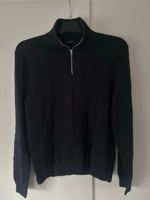 Riley half zip - Riktigt snygg populär finstickad marinblå Riley half zip i storlek M säljes. Sparsamt använd så toppen skick! Grym passform och passar till allt!