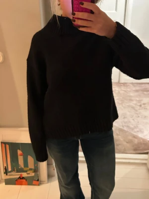 Mörkblå polotröja - Mörkblå stockad polotröja!