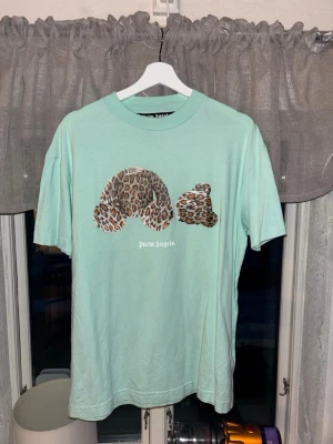 Mintgrön Palm Angels t-shirt med leopardtryck - Palm angels T-shirt, ny pris 3000kr. Färgen är mintgrön. Finns QR kod på tröjan för att bevisa äkthet. 