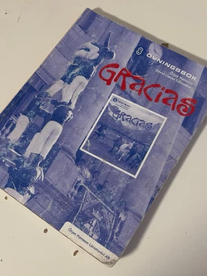 Gracias 8 Övningsbok - Gracias 8 Övningsbok är en övningsbok i spanska för årskurs 8. Perfekt för dig som vill förbättra dina språkkunskaper på ett roligt och engagerande sätt. Boken ingår i ett komplett läromedelspaket för högstadiet.