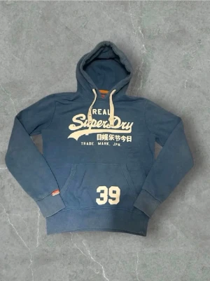 Blå superdry hoodie - Blå superdry hoodie, skick 9/10! Priset är inte hugget i sten och är öppen för frågor eller annat!