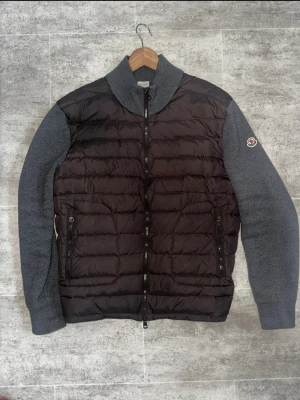  Moncler Cardigan  - Tja. Säljer en stilren Moncler cardigan jacka i brun/grå färg. |Storlek XL/ passar bättre som M. |fint skick 10/10, Inga defekter. DMa