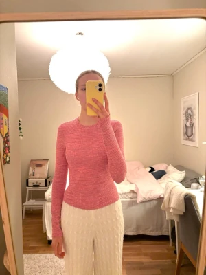 Rosa ribbad tröja från BikBok XS - Supersnygg rosa ribbad tröja från BikBok i storlek XS. Tröjan har ett diskret rutigt mönster, rund halsringning och lång ärm. Materialet är mjukt och stretchigt med polyester, viskos och elastan. Perfekt till både jeans och kjol!