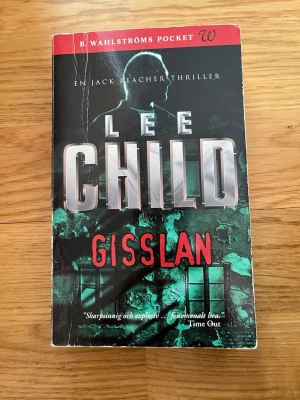 Gisslan - Följ Jack Reacher i en spännande thriller där han dras in i en oväntad situation mitt i Chicago. Med snabba vändningar, mystiska karaktärer och högt tempo är detta en bok som håller dig på helspänn från första sidan. Perfekt för dig som gillar action och nervkittlande berättelser.