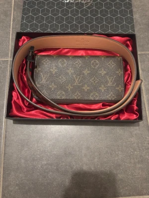 Bälte- väska  - Två helt oanvänd saker fråga gärna 