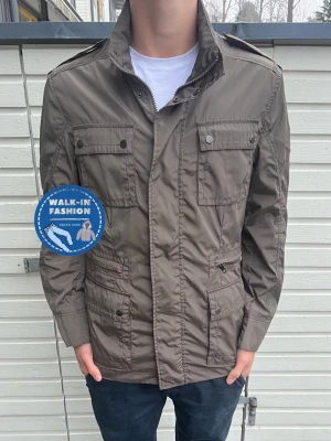 Fieldjacket - Tja säljer nu denna sjukt snygga fieldjacket. Skick 9/10 riktigt bra, utan synliga defekter. Modellen är 185 och väger 71kg men passar allt mellan 180-190cm. Hör av er vid funderingar!