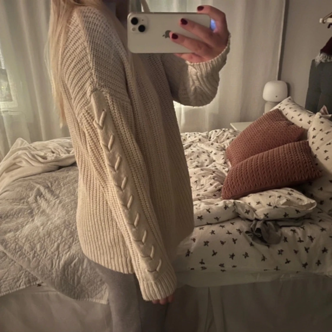 Beige stickad tröja med flätmönster