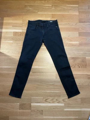 Replay Anbass slim fit - Replay Anbass slim fit. Mycket bra skick!          Storlek: W33 L32.                                                 Pris:399✅