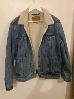 Fodrad Levis jeansjacka - Otroligt fin fodrad Levis  jeansjacka i toppskick. Passar perfekt till kallare väder. 